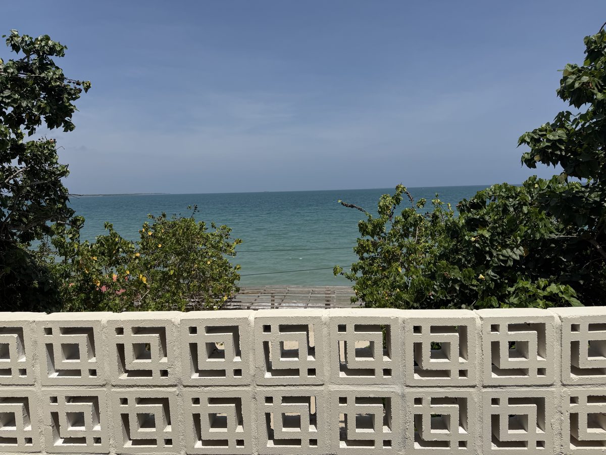 Celosía de concreto con el mar Caribe de fondo