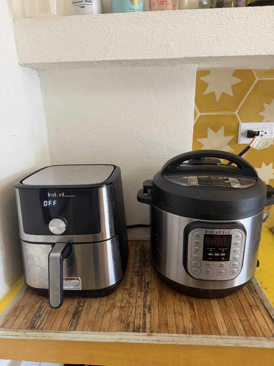 Freidora de aire y olla a presión listas en la cocina