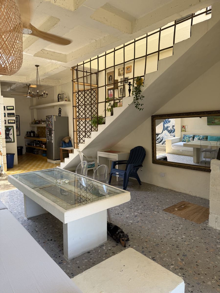 Comedor junto a la escalera, con piso de terrazo original