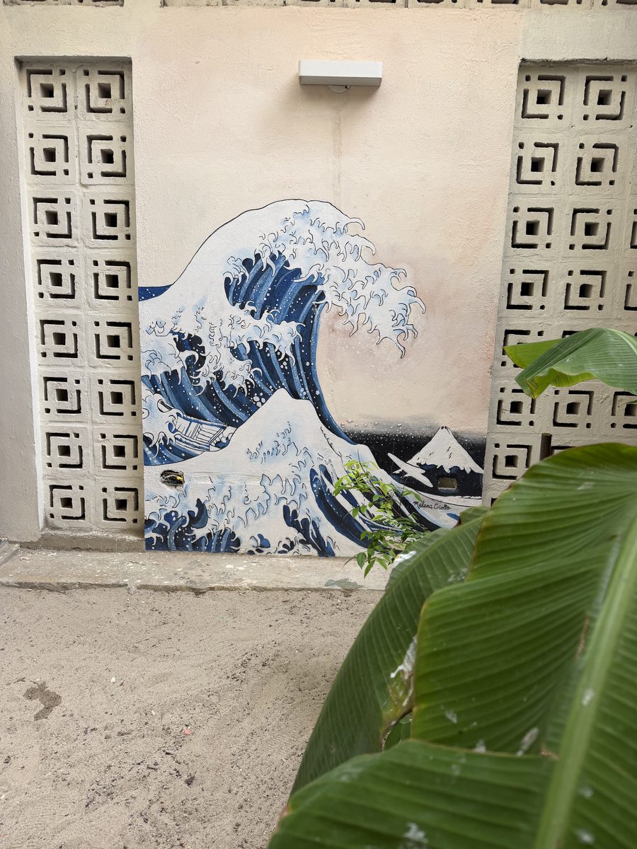Mural de la gran ola pintado entre celosías de concreto